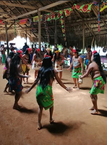 5. Tour Embera Panamá -Mujeres Emberá Bailando