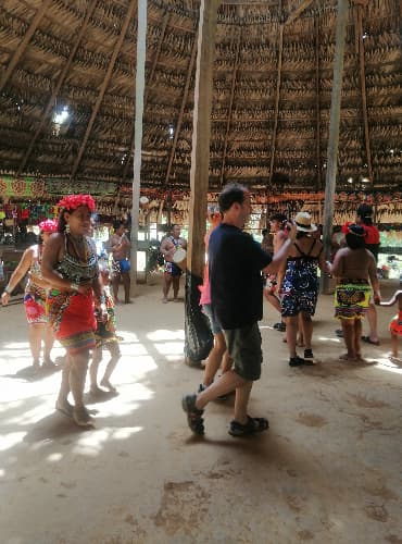 Tour Embera Panamá - Turistas bailando