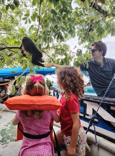 Niños y adultos disfrutan del Tour a la Isla de Los Monos en Panamá